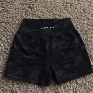 Alphalete Surface Pocket Shorts-Black Camo